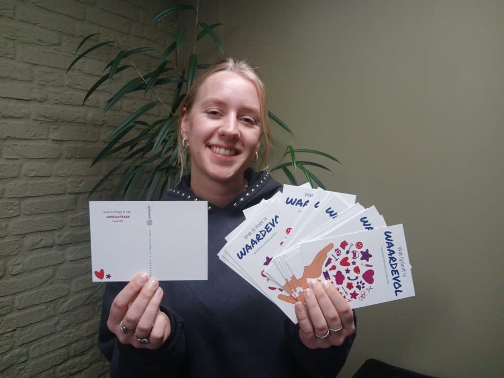 Dag Van De Vrijwilliger Eline Met Kaarten