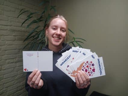 Dag Van De Vrijwilliger Eline Met Kaarten